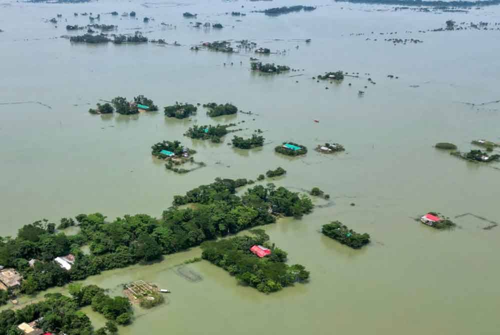 Banjir dahsyat yang merupakan gelombang ketiga banjir dalam tempoh kurang dari sebulan di rantau ini telah menenggelamkan kawasan yang luas di bahagian timur laut Bangladesh.
