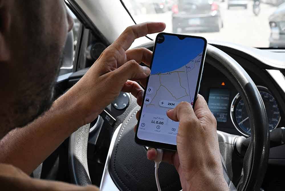 Hussein Khalil menunjukkan kedudukannya yang berada di selatan Rafah, Genting Gaza sedangkan dia sebenarnya berada di Beirut menerusi paparan aplikasi Uber.