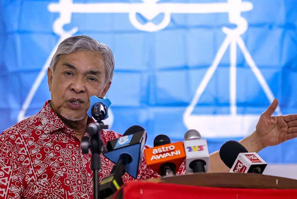 Ahmad Zahid berucap pada Malam Kasih bersama Pemimpin sempena kempen PRK DUN Sungai Bakap di Dewan Kariat Sungai Kechil pada Rabu. Foto Bernama
