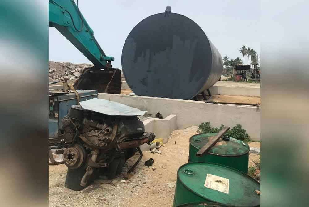 Sebanyak 25,000 liter minyak diesel dan dua buah 'skid tank' dengan anggaran nilai keseluruhan RM111,750 dirampas di lokasi berkenaan.Foto KPDN Terengganu