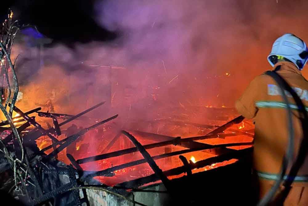 Rumah tersebut terbakar 90 peratus serta melibatkan sebuah motosikal.