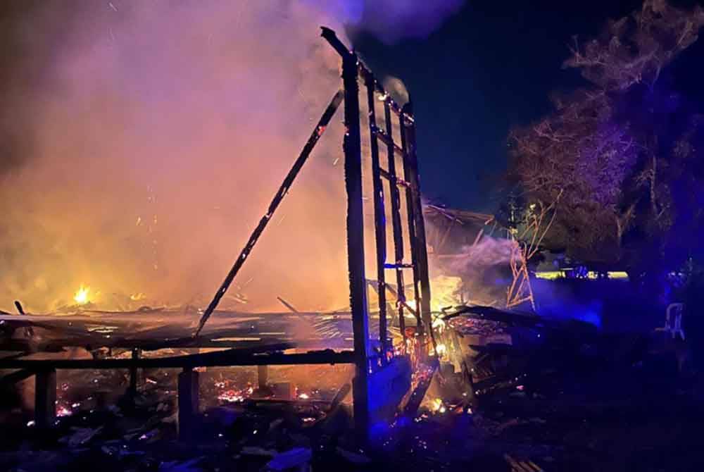 Nik Bibi Hawa menyedari kejadian kebakaran itu ketika dalam perjalanan pulang ke Kuala Terengganu bersama suami dari Pusat Tranformasi Luar Bandar (RTC) Tunjong sekitar jam 5 pagi.