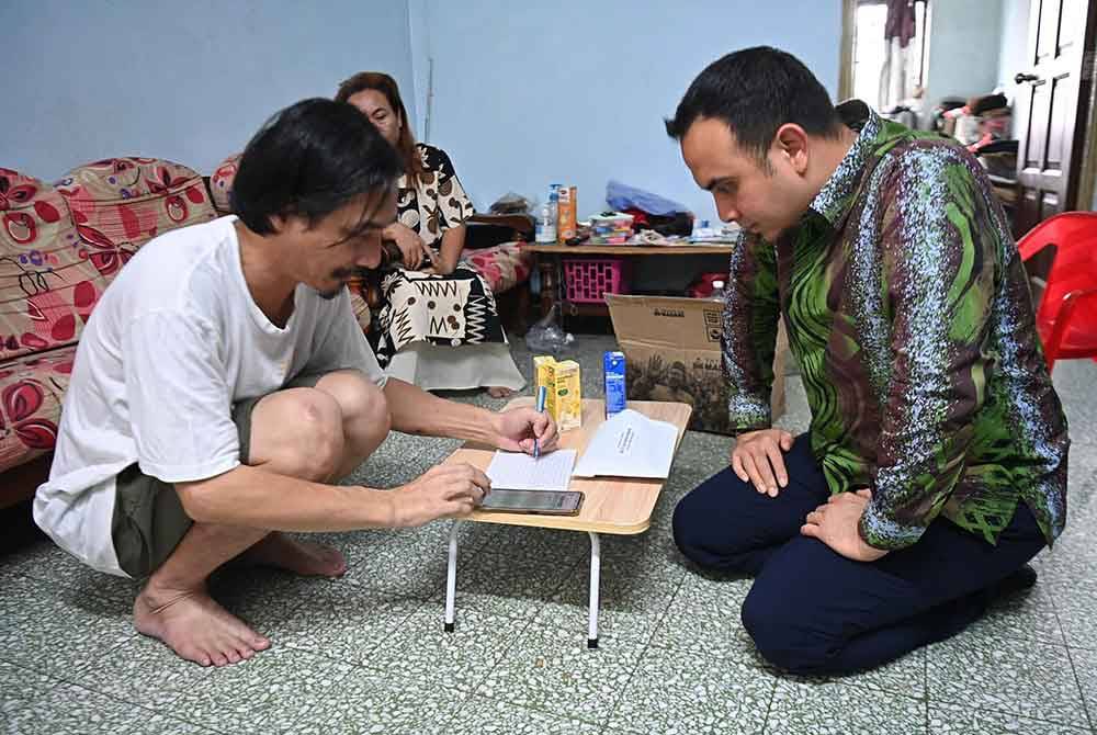 Chee Hooi (kiri) diuji masalah kesihatan, selain baru kehilangan anak sulung. Foto FB Anwar Ibrahim