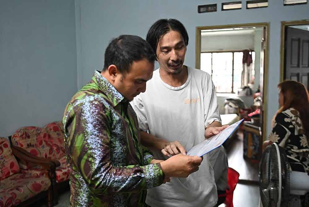 Anwar berharap sumbangan yang disampaikan dapat meringankan beban kos perubatan dan kehidupan seharian Chee Hooi (kanan) serta keluarga. Foto FB Anwar Ibrahim