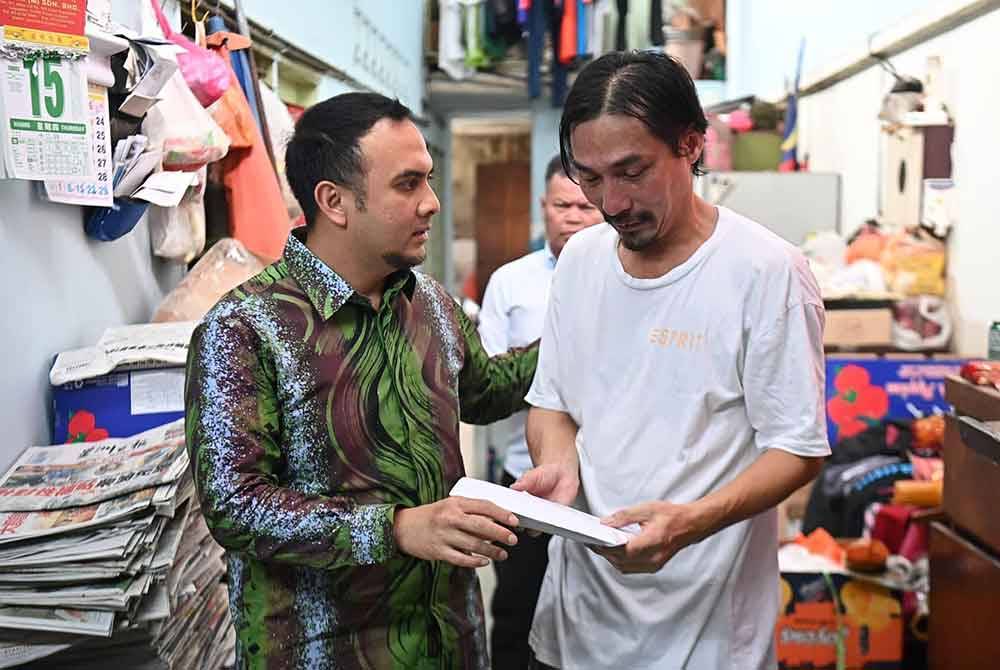 Sumbangan itu disampaikan Setiausaha Politik beliau, Ahmad Farhan Fauzi yang mewakili beliau menziarahi Chee Hooi, atau lebih dikenali sebagai Tan Rambut Panjang dalam kalangan rakan aktivis, baru-baru ini. Foto FB Anwar Ibrahim