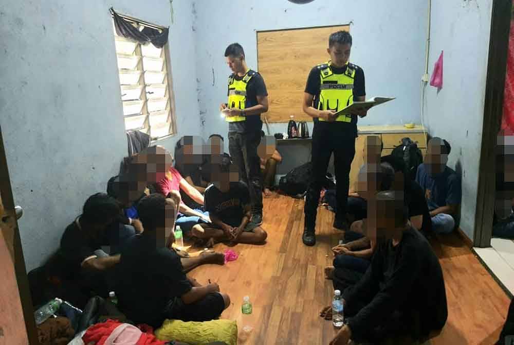 Polis menahan PATI dan ejen sindiket dalam serbuan di sebuah rumah di Hulu Langat, Kajang pada Rabu.