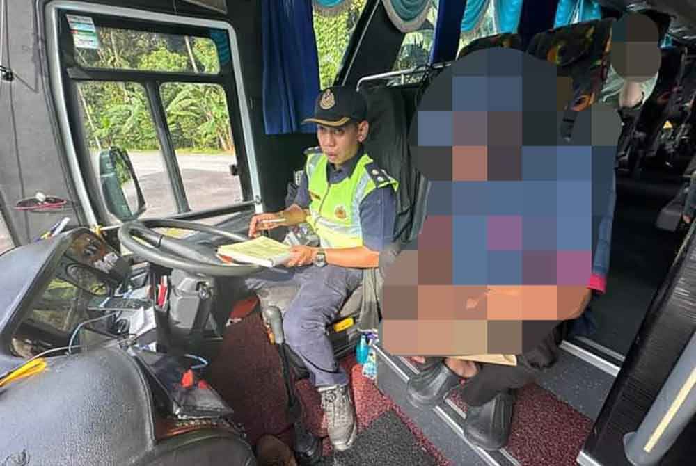 Pegawai Jabatan Pengangkutan Jalan (JPJ) memeriksa antara bas yang ditahan dalam operasi khas bersepadu kenderaan pelancongan dan perkhidmatan awam yang dijalankan sejak 1 Julai lalu sehingga Rabu.