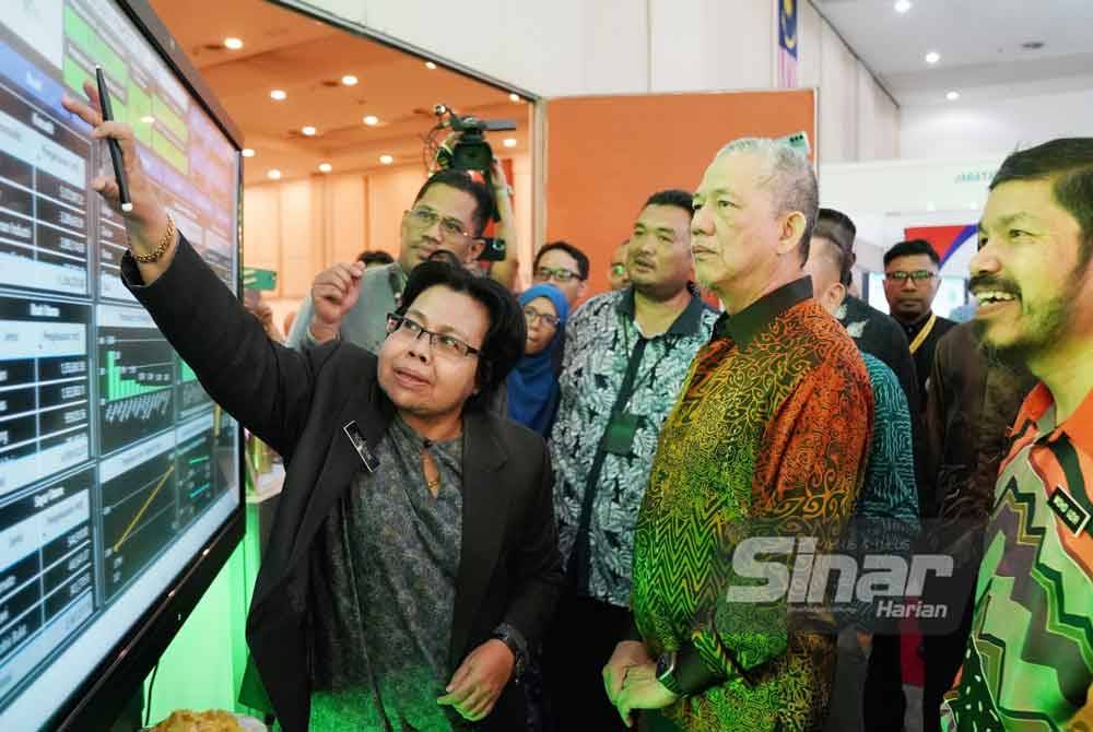 Fadillah (dua dari kanan) ketika melawat pameran pada majlis Peluncuran Banci Pertanian 2024 pada Khamis. FOTO: SINAR HARIAN/ ROSLI TALIB