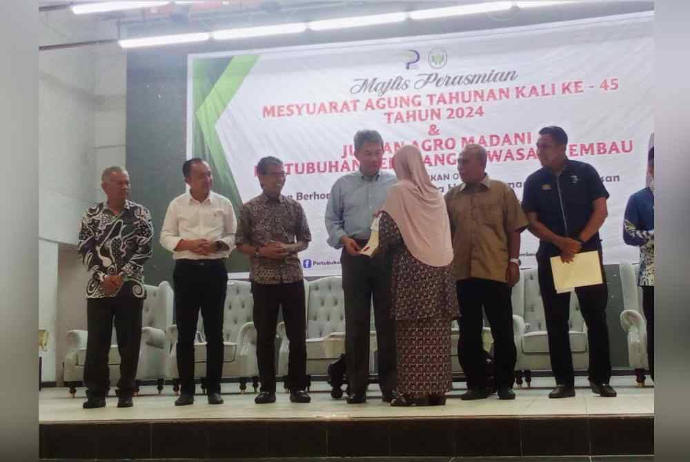 Mohamad (empat kiri) menyampaikan penghargaan kepada individu terlibat dalam Pertubuhan Peladang Kawasan Rembau.