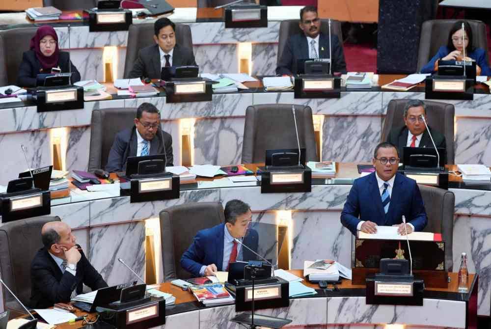 Amirudin (kiri) membentang Kajian Separuh Penggal RS-1 dalam sidang DUN Selangor di Bangunan Annex di Shah Alam pada Khamis.
