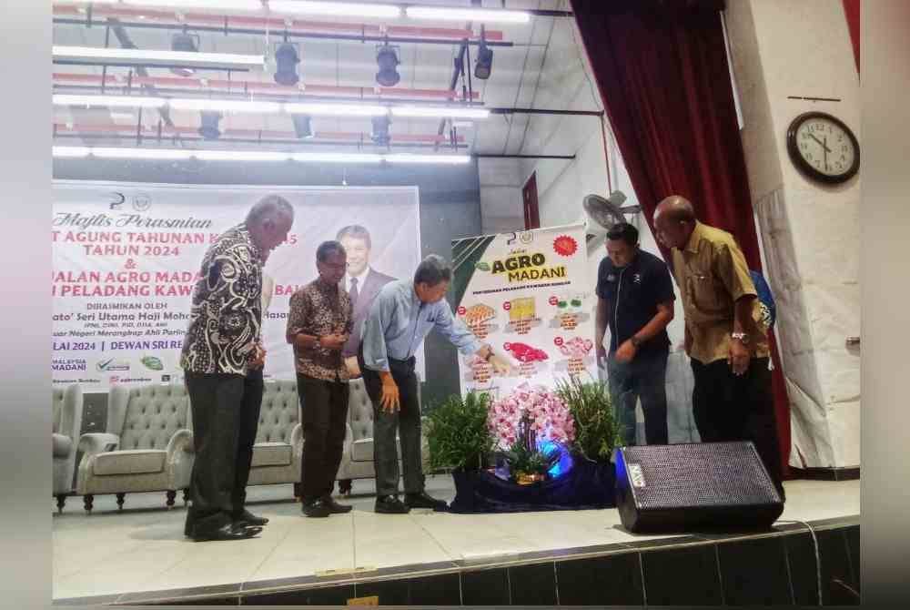 Mohamad (tiga kiri) selepas merasmikan Mesyuarat Agung ke-45 Pertubuhan Peladang Kawasan Rembau di sini pada Khamis.