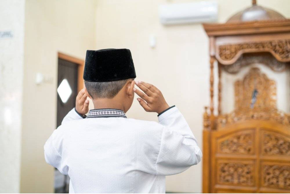 KHUSYUK dalam solat memerlukan persediaannya termasuk berlindung dengan ALLAH SWT daripada gangguan bisikan syaitan dengan membaca surah an-Nas. Foto CANVA