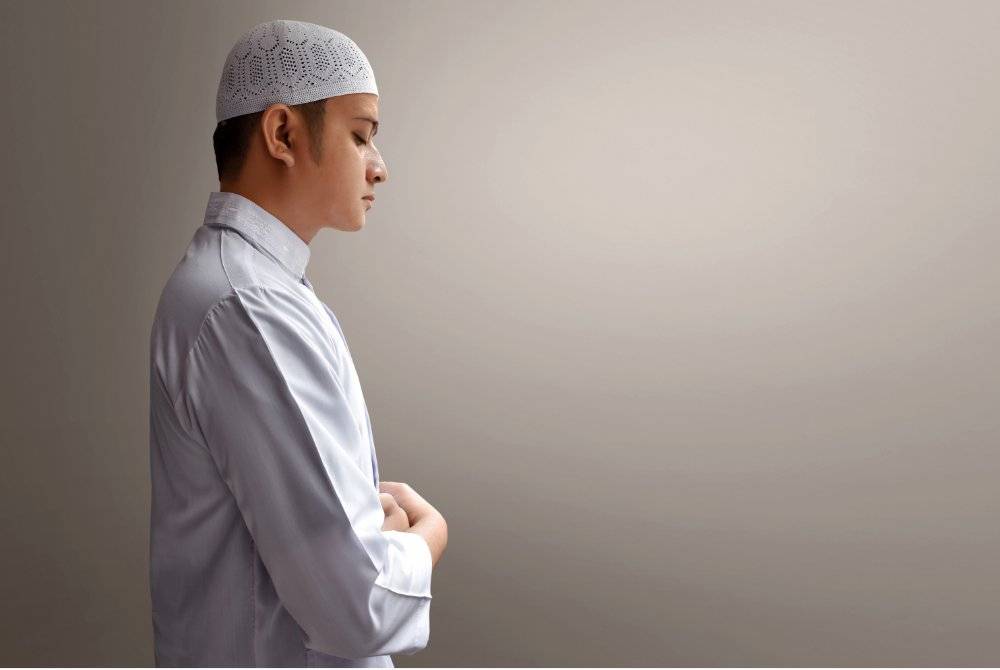 MEREKA yang melakukan solat dengan khusyuk akan tergolong dalam kalangan orang-orang yang dijanjikan dengan kejayaan di dunia dan akhirat. Foto CANVA