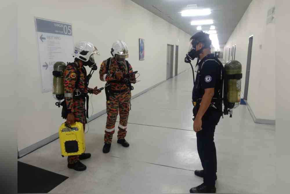 Jabatan Bomba dan Penyelamat mengesan kebocoran gas di Southern Support Zone Sepang Aircraft Engineering, Lapangan Terbang Antarabangsa Kuala Lumpur (KLIA), di sini, pada Khamis.