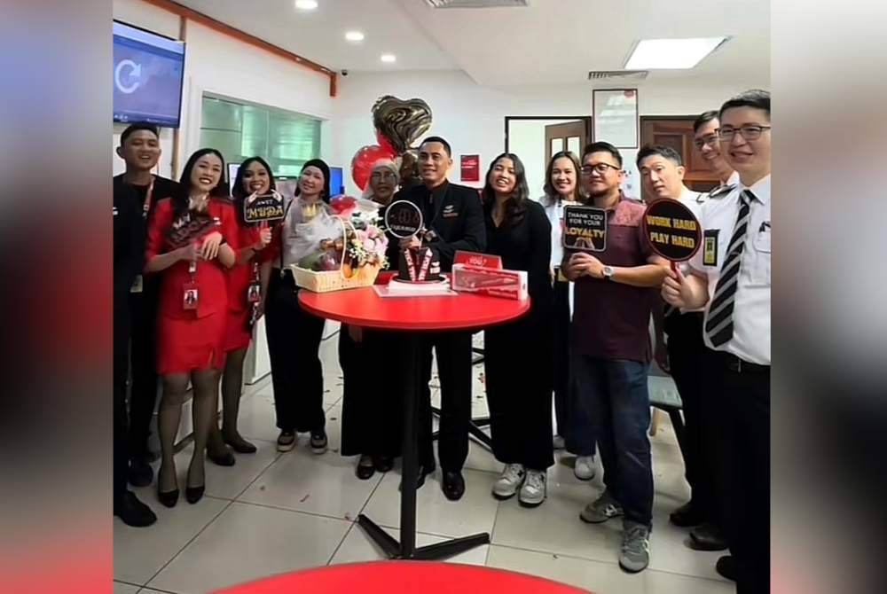 Sambutan sempena 35 tahun perkhidmatan Nordin dengan Air Asia.
