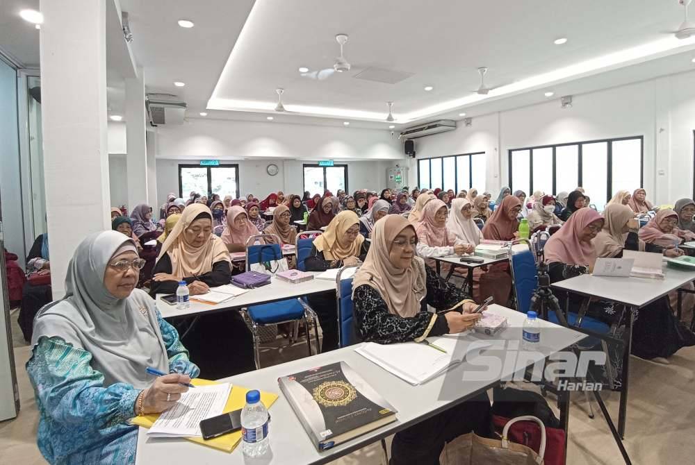 SEBAHAGIAN peserta yang mengikuti program Daurah Fiqh Muslimah Dalam Al-Quran Siri 1 di Shah Alam, Selangor baru-baru ini.