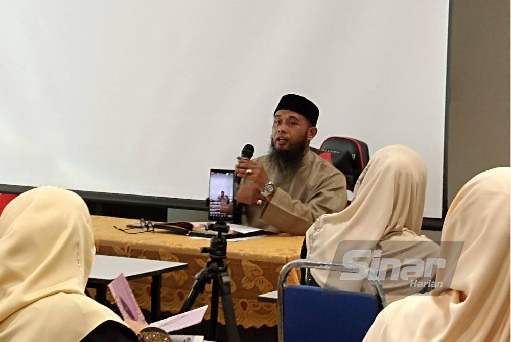 USTAZ AMIRO ketika menjadi panel pada program Daurah Fiqh Muslimah Dalam Al-Quran Siri 1 di Shah Alam, Selangor baru-baru ini.