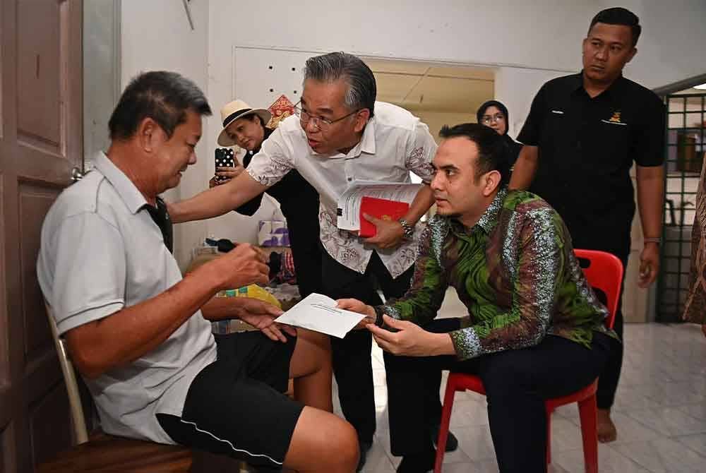Sumbangan itu disampaikan menerusi Setiausaha Politik, Ahmad Farhan Fauzi (kanan) yang mewakili beliau dalam sesi Ziarah Madani. Foto Facebook Anwar Ibrahim