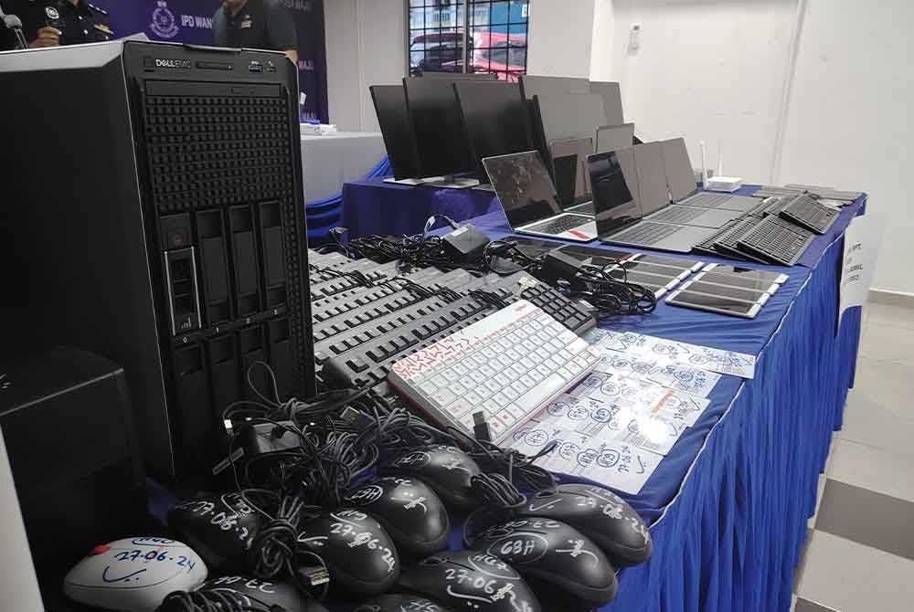Antara rampasan barang kes babit serbuan dua sindiket judi online di ibu negara, 27 Jun lalu.