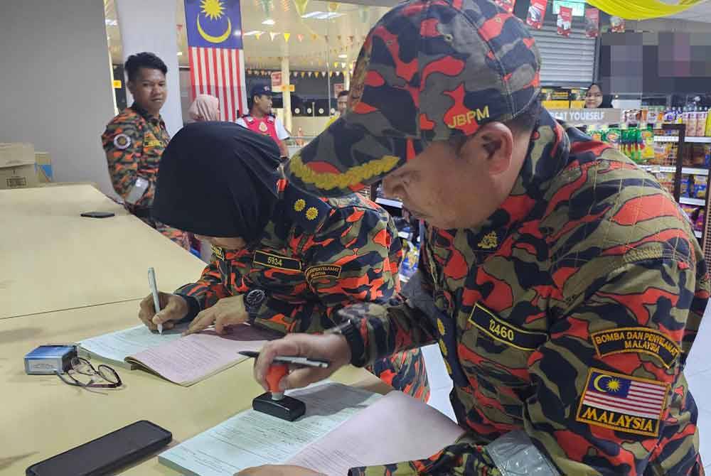 Pegawai bomba mengeluarkan kompaun kepada pengusaha stesen minyak selepas dikesan melakukan kesalahan di bawah Seksyen 52 Akta Perkhidmatan Bomba 1988.