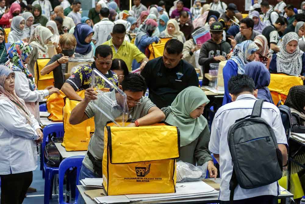 Petugas SPR membuat persiapan Pusat Penjumlahan Rasmi Undi PRK DUN Sungai Bakap di Dewan Serbaguna Jawi, hari ini. Foto Bernama