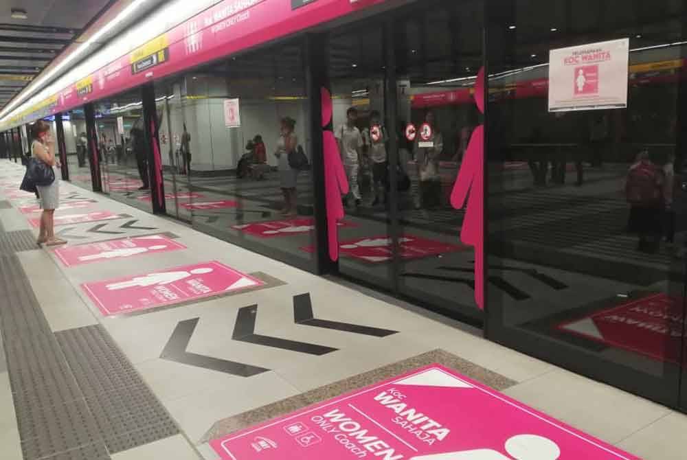 Bahagian menunggu koc wanita yang diwarnakan merah jambu bagi memudahkan perbezaan dengan koc biasa.