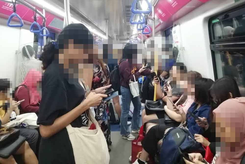 Keadaan dalam koc wanita.