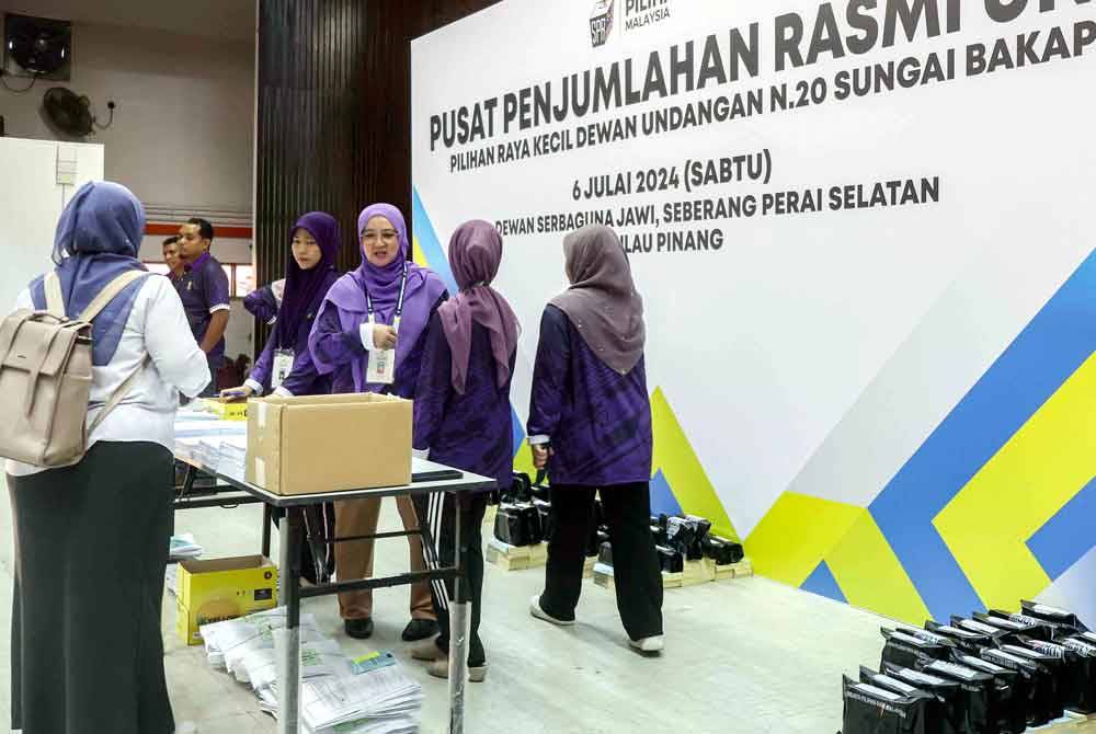 Petugas SPR membuat persiapan Pusat Penjumlahan Rasmi Undi PRK DUN Sungai Bakap di Dewan Serbaguna Jawi, hari ini. Foto Bernama