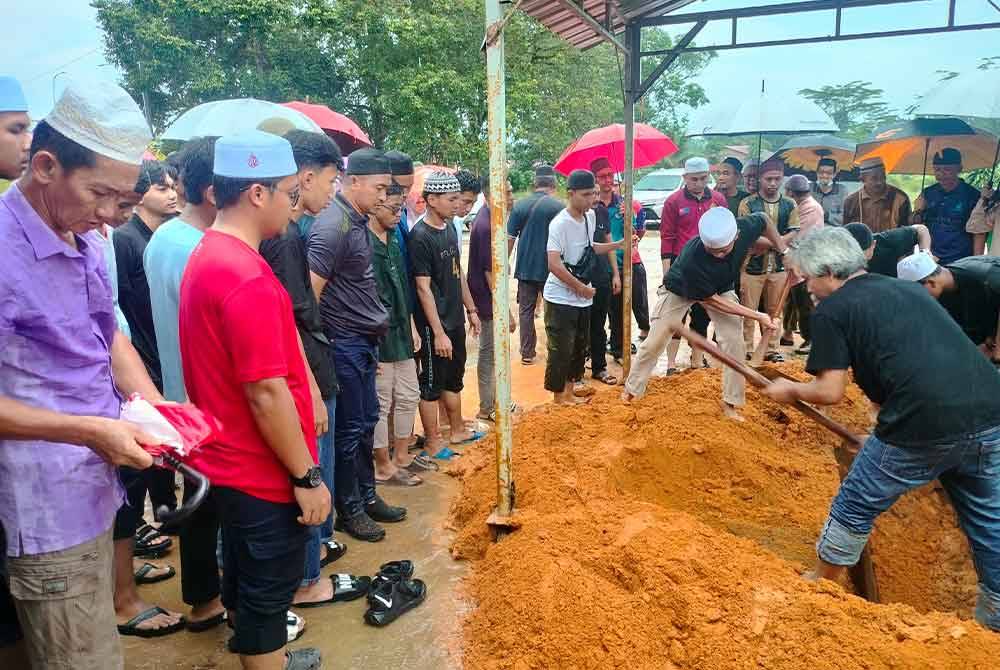 Jenazah Allahyarham Hafiz Fauzan dikebumikan di Tanah Perkuburan Islam, Batu 7, Tongkang Pechah, Batu Pahat pada Jumaat.