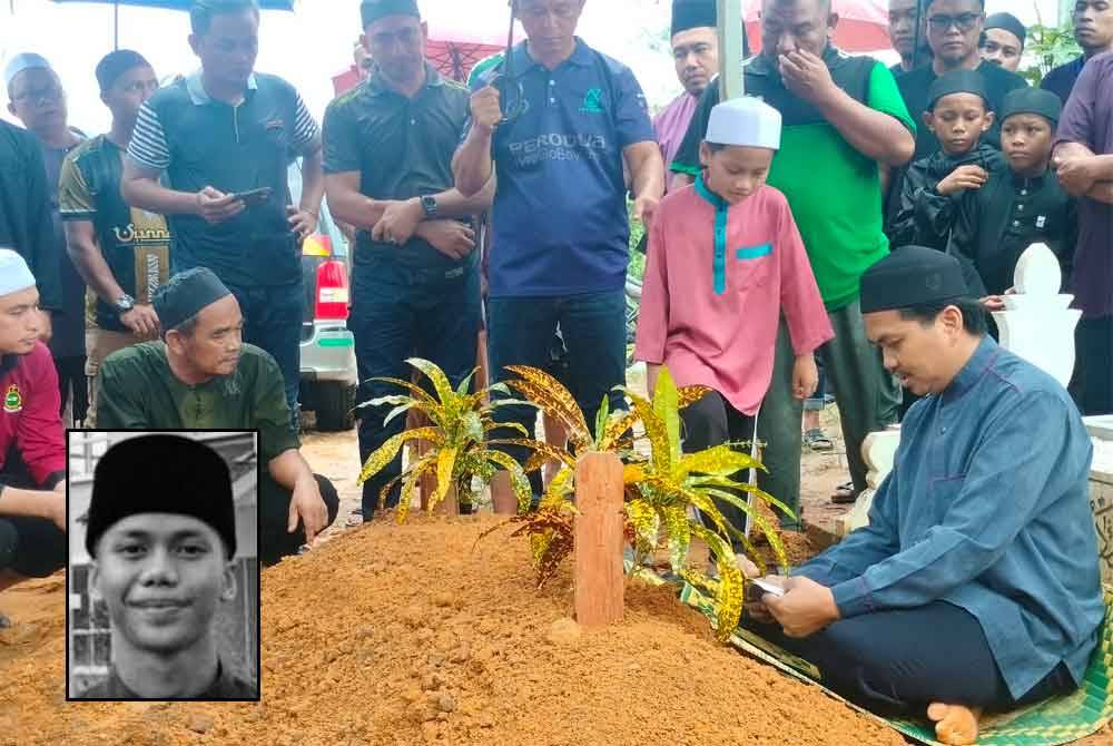 Abdul Halid ( duduk) membacakan talkin buat anaknya Hafiz Fauzan di Tanah Perkuburan Islam, Batu 7, Tongkang Pechah, Batu Pahat, pada Jumaat. Gambar kecil: Hafiz Fauzan