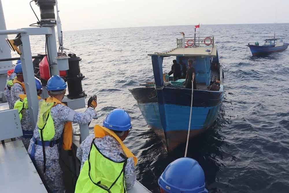 Bot nelayan Indonesia yang ditemui hanyut ditunda ke Jeti Pos Maritim Teluk Gading dan selamat tiba kira-kira jam 9 malam, pada Khamis.