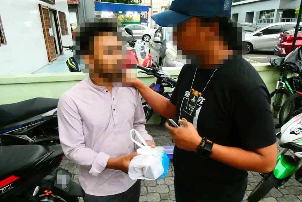 Suspek lelaki warga Bangladesh ditahan di hadapan sebuah hotel di Chow Kit, Kuala Lumpur pada Khamis.