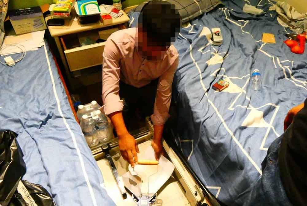 Suspek bergerak secara individu dengan menawarkan perkhidmatan menyediakan pasport palsu kepada warga asing.