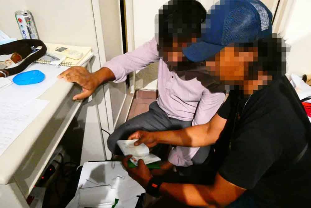 Bayaran yang dikenakan sebanyak RM100 hingga RM150 untuk setiap pasport.