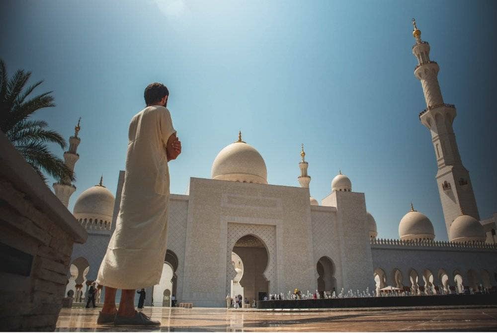 SENTIASALAH hadir ke masjid dan bersama para jemaah agar perubahan diri yang dilakukan berterusan dan mendapat sokongan Muslim lain. Foto CANVA
