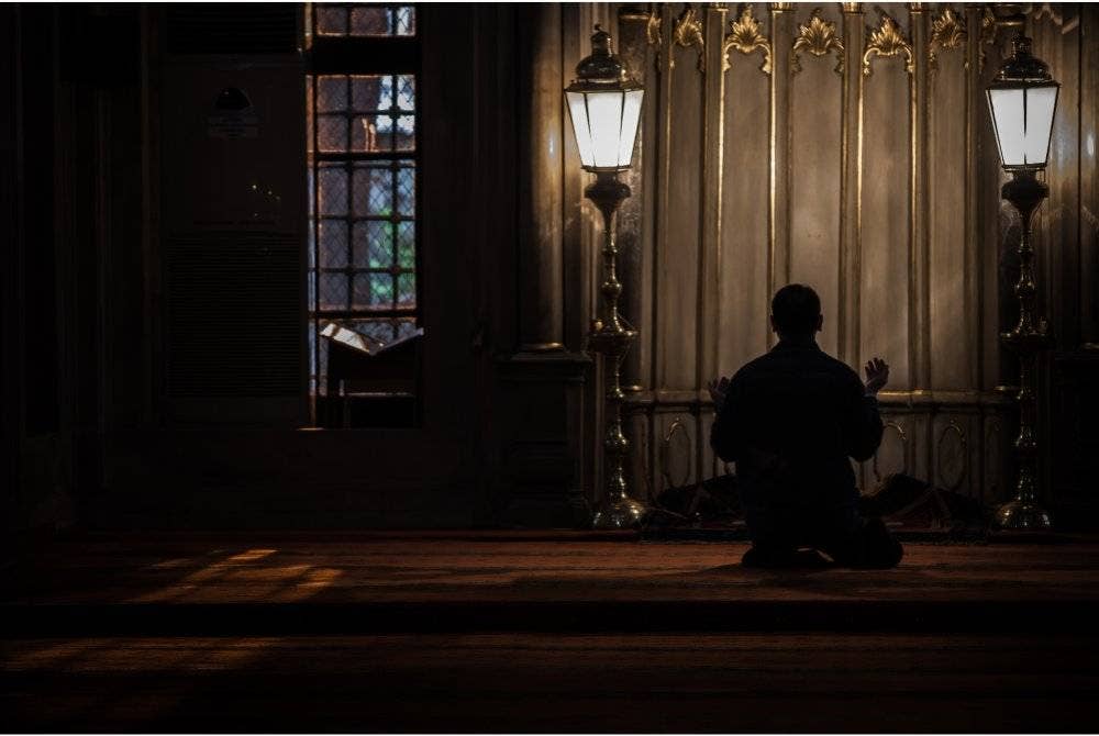 BERMUHASABAH dengan mengenal pasti kekuatan dan kelemahan diri serta tetapkan matlamat realistik untuk peningkatan diri. Foto CANVA