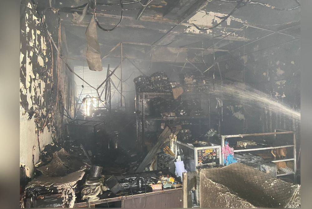 Keadaan kedai plat kenderaan yang musnah terbakar hampir 90 peratus.