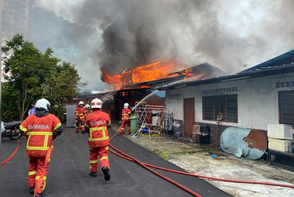 Tiada kemalangan jiwa dilaporkan dalam kejadian pada petang Jumaat itu.