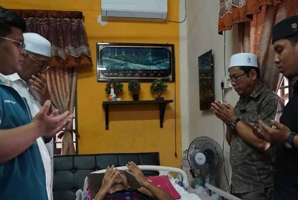 Abidin (dua, kanan) semasa turun menemui penduduk Sungai Bakap pada kempen PRK Sungai Bakap.