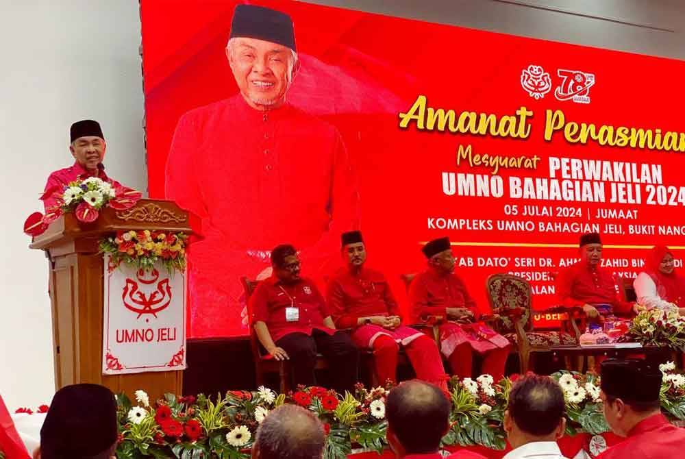 Ahmad Zahid menyampaikan ucapan perasmian sempena Mesyuarat Perwakilan UMNO Bahagian Jeli di Bukit Nangka, Jeli pada Jumaat.