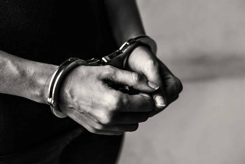 Polis menahan seorang jurutera kilang kerana disyaki merakam gambar dan video di dalam tandas wanita di sebuah kompleks perniagaan di Lengkok Mayang Pasir, Bayan Baru di Balik Pulau, pada Khamis. Gambar hiasan 123RF