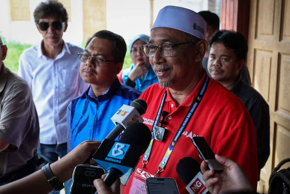Dr Joohari ketika berkempen sempena PRK DUN Sungai Bakap di Kampung Permatang Ara. Foto Bernama
