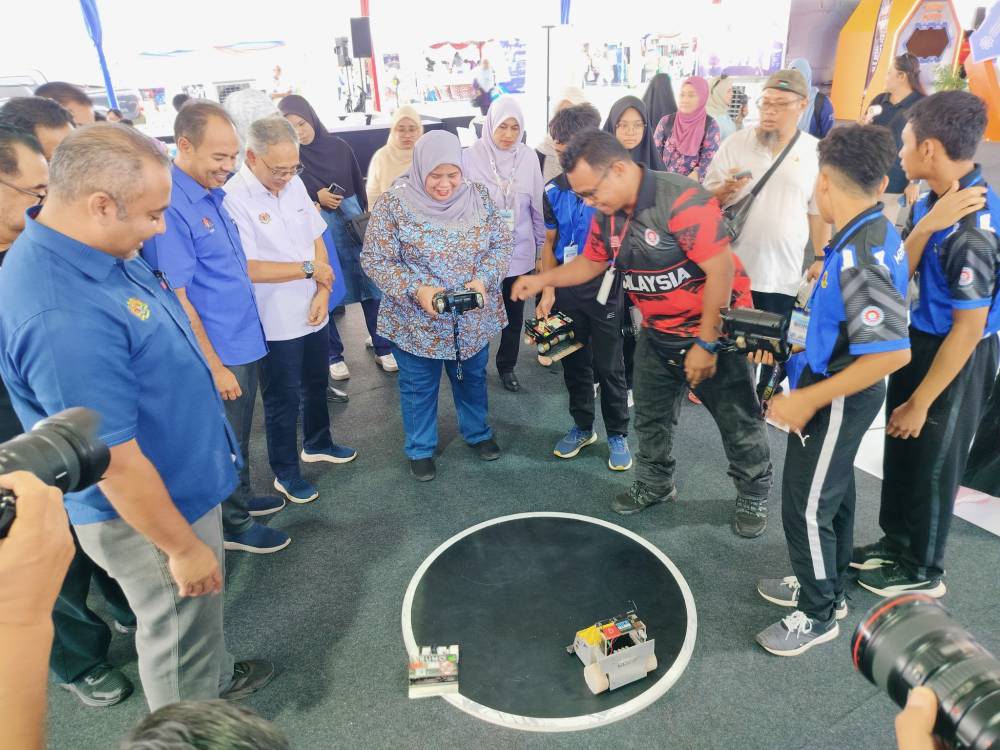 Rubiah mencuba permainan robotik yang dipamerkan pada Program Madani Rakyat 2024 Zon Pantai Timur.