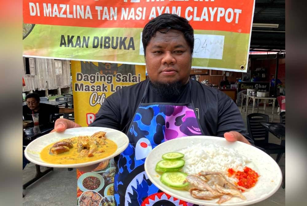 Mohd Afiq menunjukkan menu perut salai masak lemak cili api yang diperkenalkan sejak empat bulan lalu dan mendapat permintaan tinggi daripada pelanggan, bukan sahaja dari Kelantan tetapi Terengganu dan Pahang.