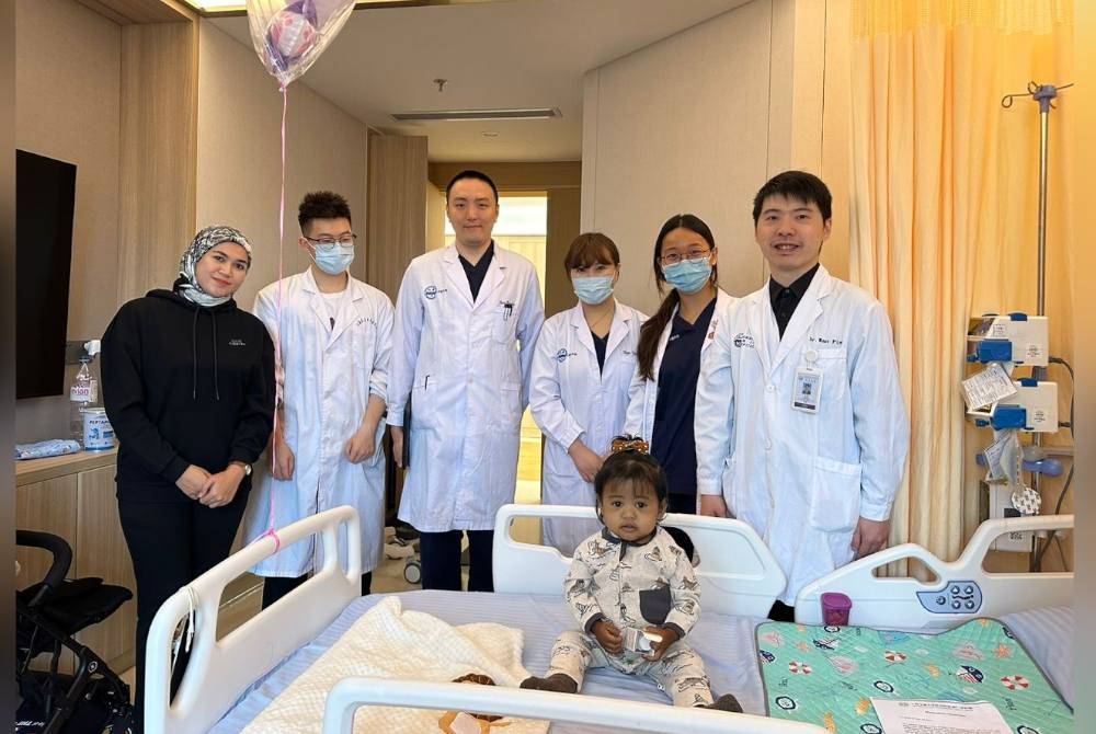 Ayra bersama pasukan perubatan Hospital Renji,China.