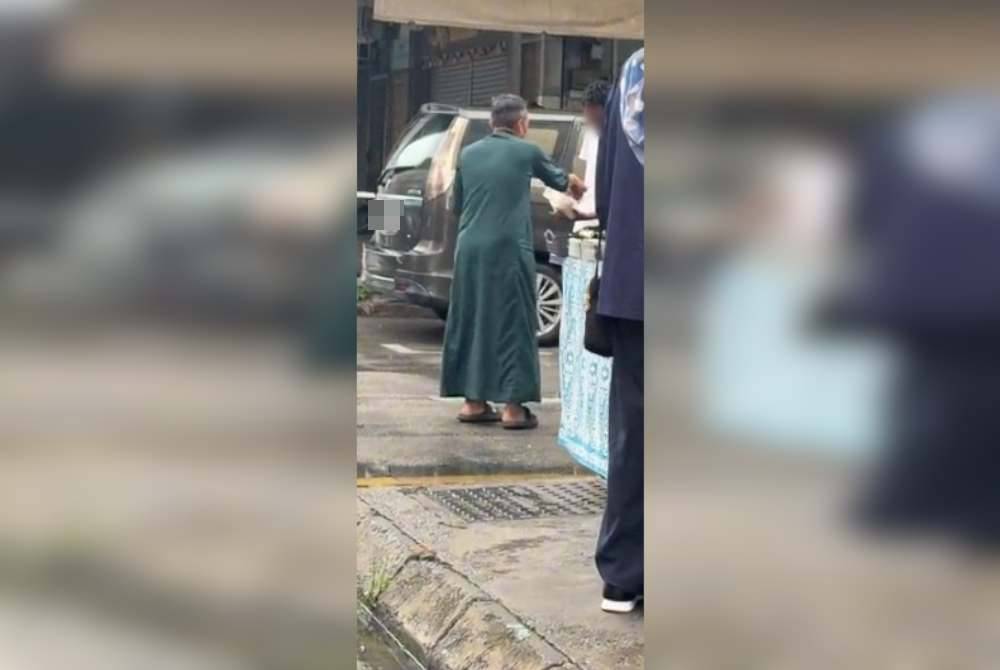 Tuan Haji Wan membelikan makanan untuk gelandangan.