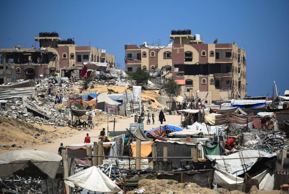 Penduduk Palestin yang hilang tempat tinggal terpaksa mendirikan khemah sementara di tepi jalan.