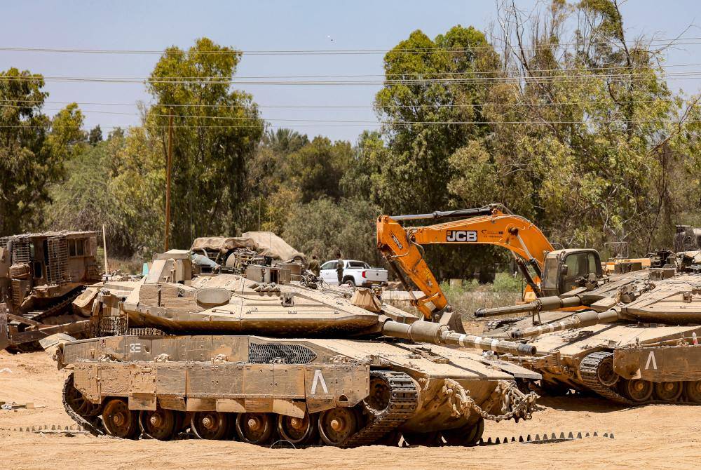 Unit kereta kebal IDF bersama jengkaut kini melancarkan kempen perobohan kediaman penduduk Palestin.