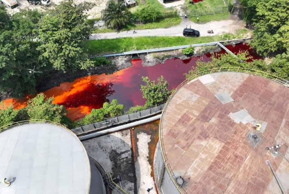 Keadaan aliran air menuju pintu air Jalan Tangki, Pelabuhan Klang.