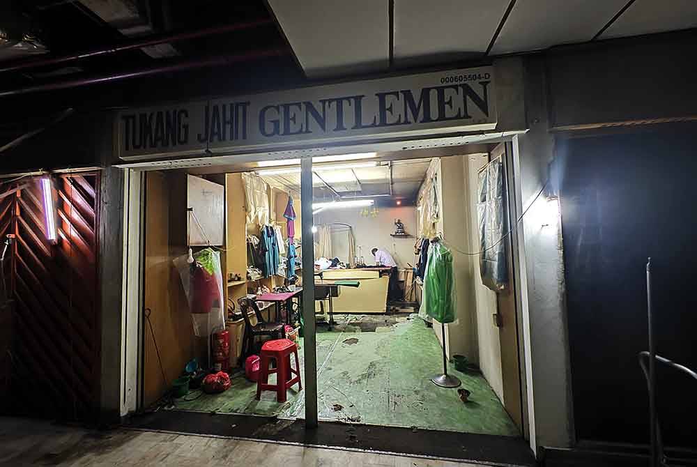 Kedai Tukang Jahit Gentlemen satu-satunya yang masih beroperasi di Wisma Punca Emas.